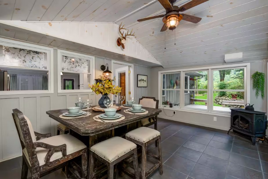 Cabin dining room vaulted ceiling